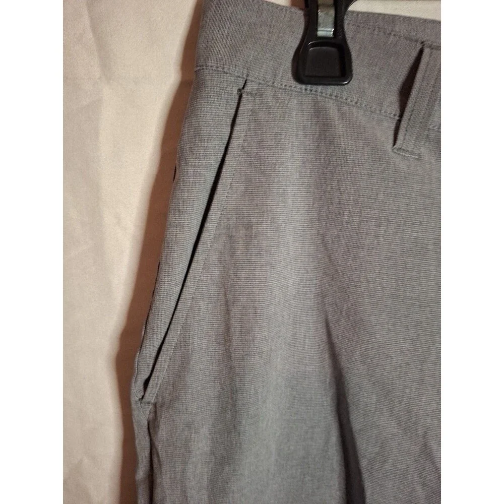 TRAVIS MATHEW Men's Strech Waistband Shorts Ligh Grey Golf Size 32 (1518)